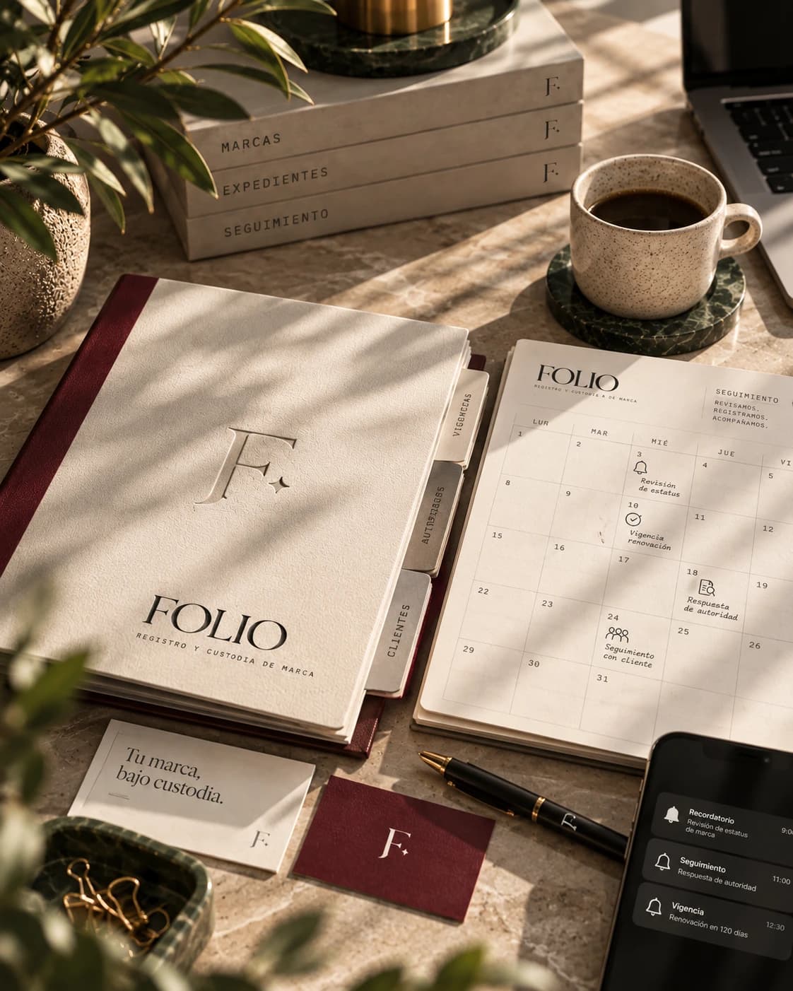 La carpeta de FOLIO junto a un calendario con las revisiones del mes y un teléfono con los recordatorios de vigencia