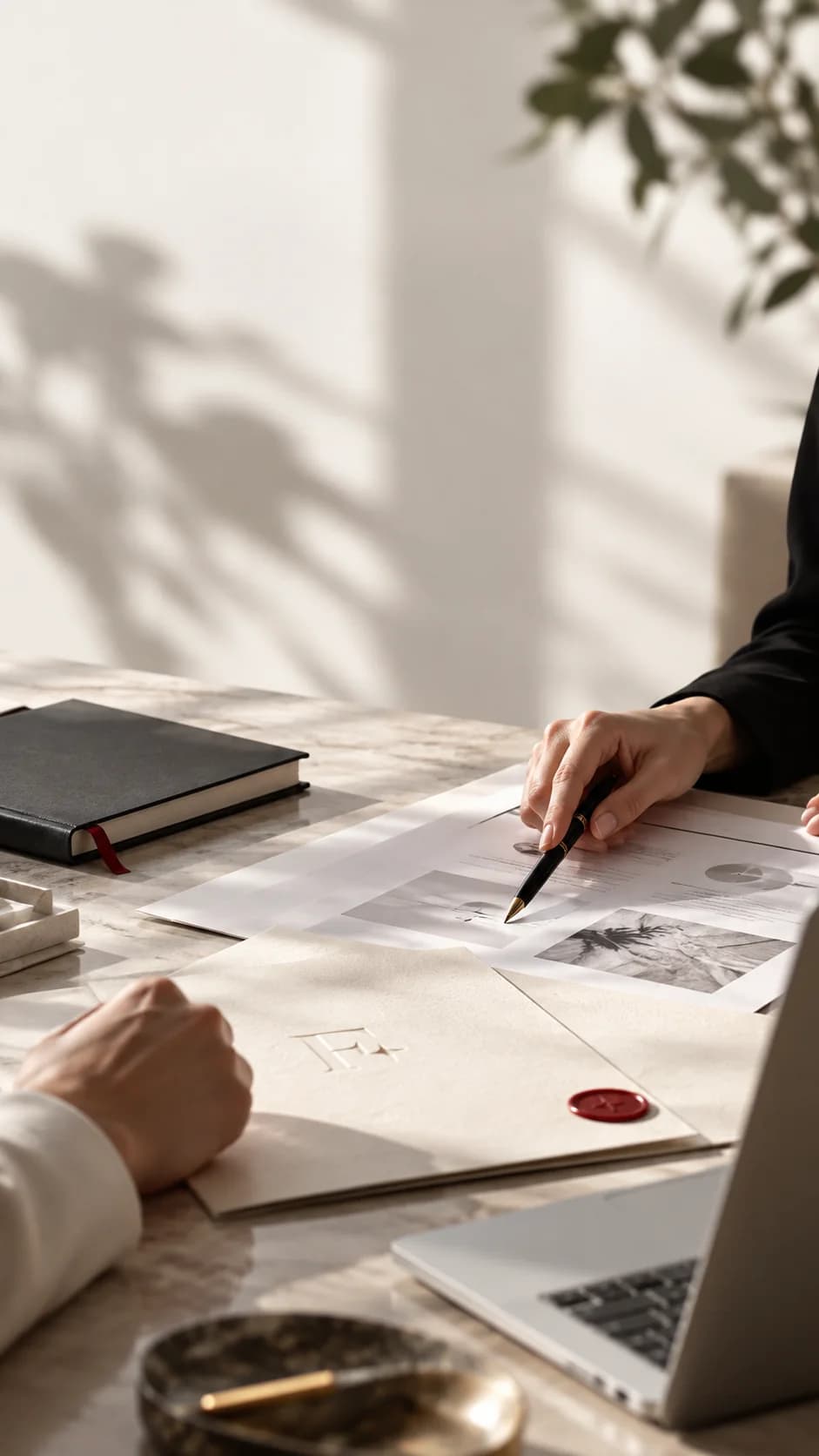 Una abogada revisa documentos con el sello de lacre de FOLIO sobre la mesa